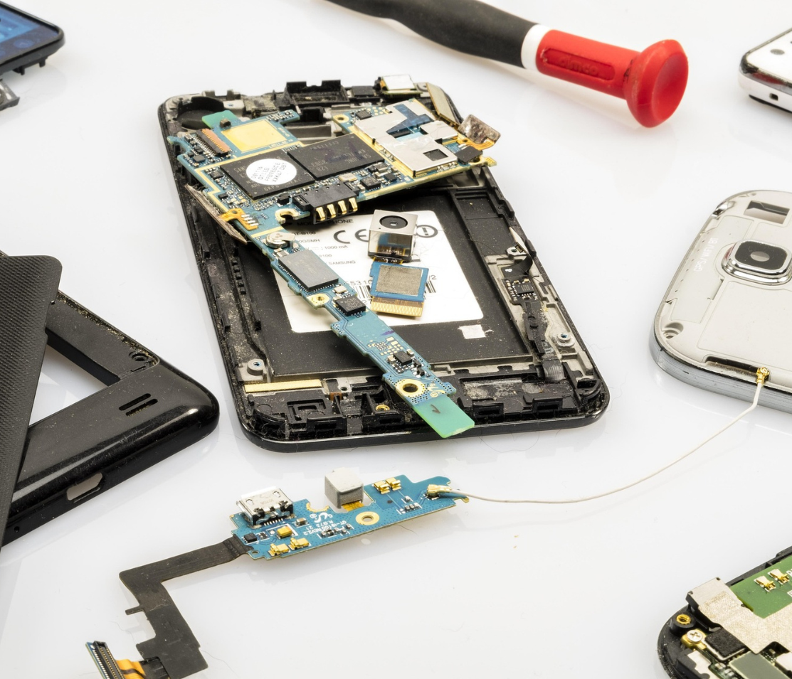 Réparation électronique vs Remplacement : Pourquoi réparer est plus malin en 2026 ?